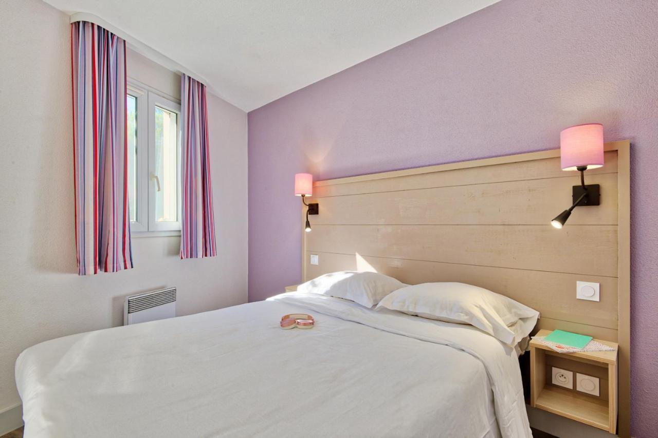 One-Bedroom Apartment Sleeping Alcove Terrace or Balcony Garden View