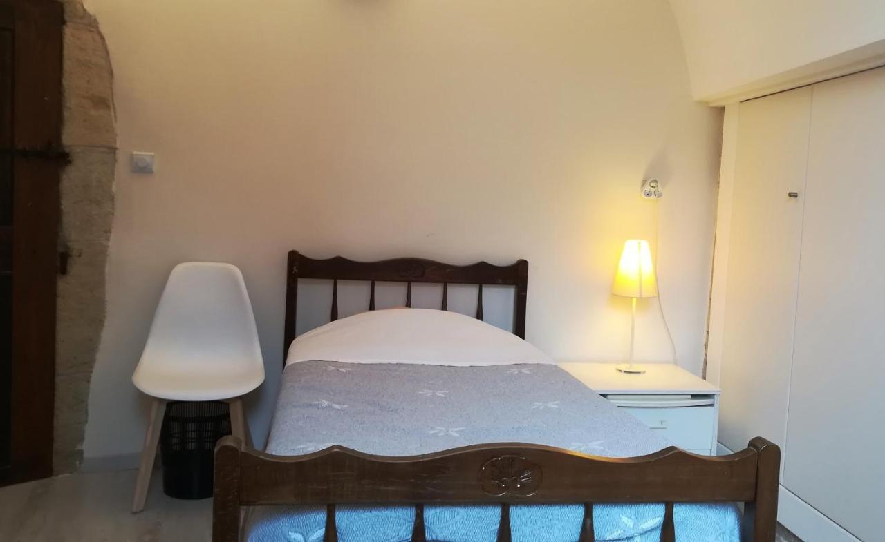 Chambre Simple avec Toilettes et Douche Communes