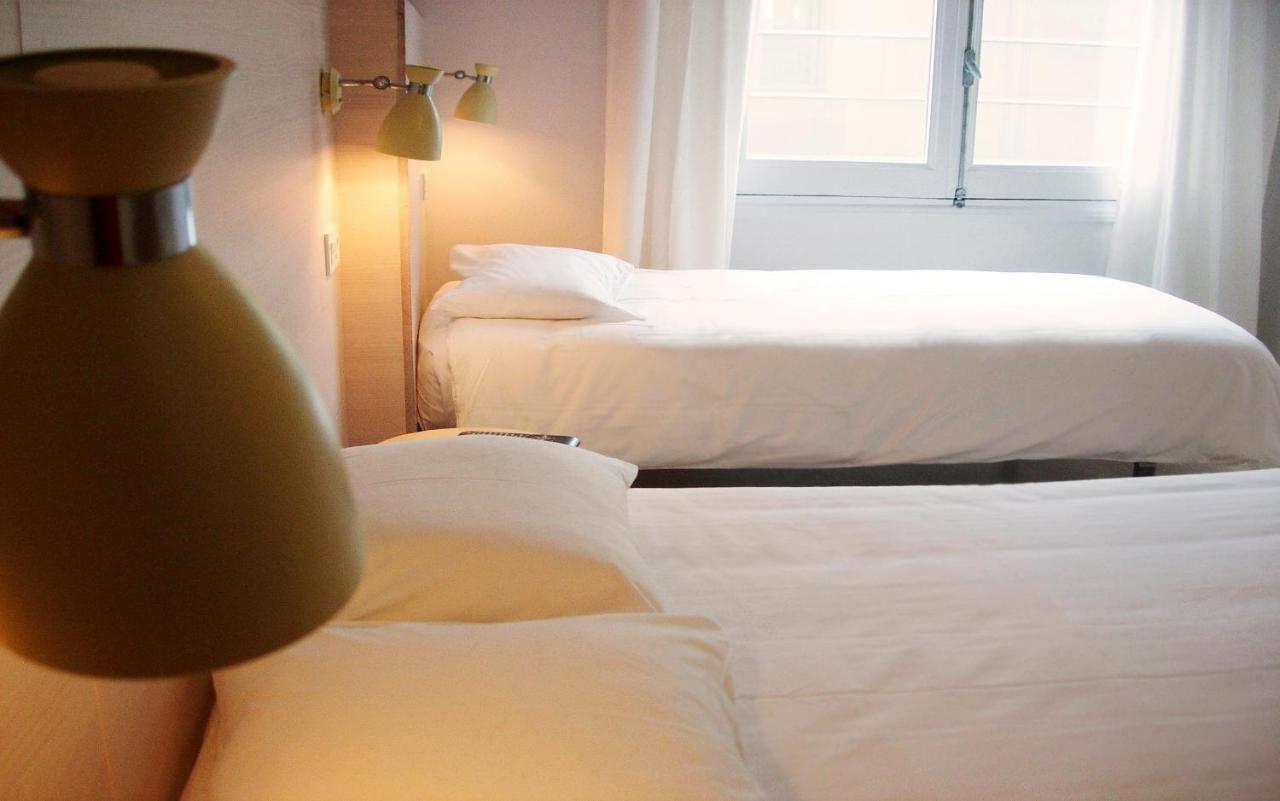 Chambre Double avec Lit d'Appoint et Accès Salle de Bains Commune