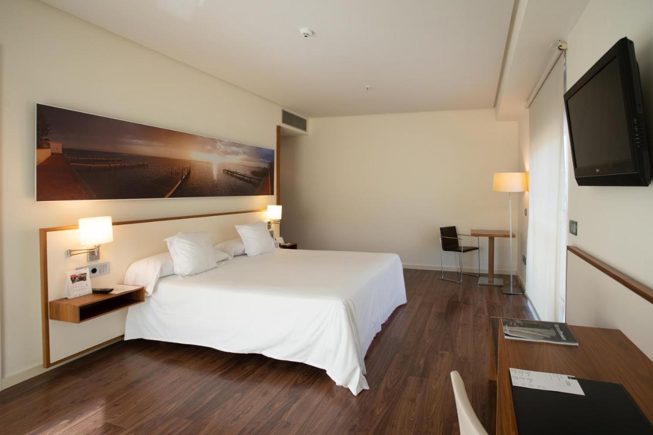 Chambre Lit Queen-Size - Vue sur Piscine