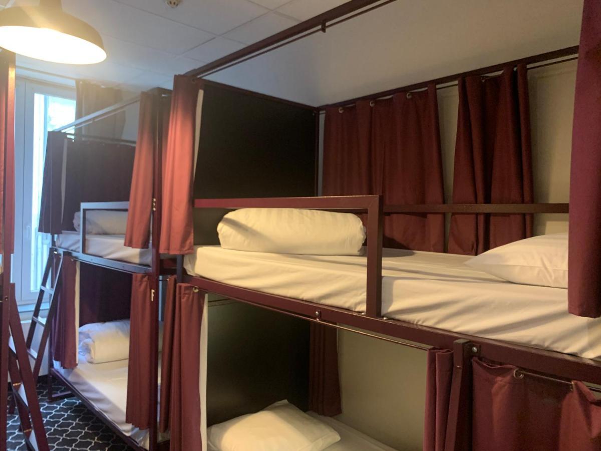 Chambre 8 Lits avec Salle de Bains Privée