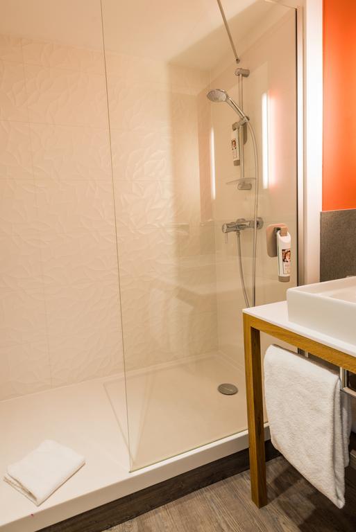 Chambre Standard avec 1 Lit Double et 2 Lits Simples