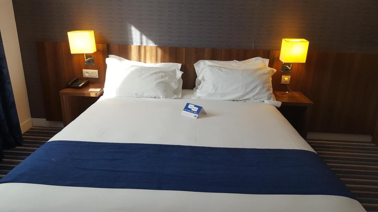 Standard Queen Room Accessible
