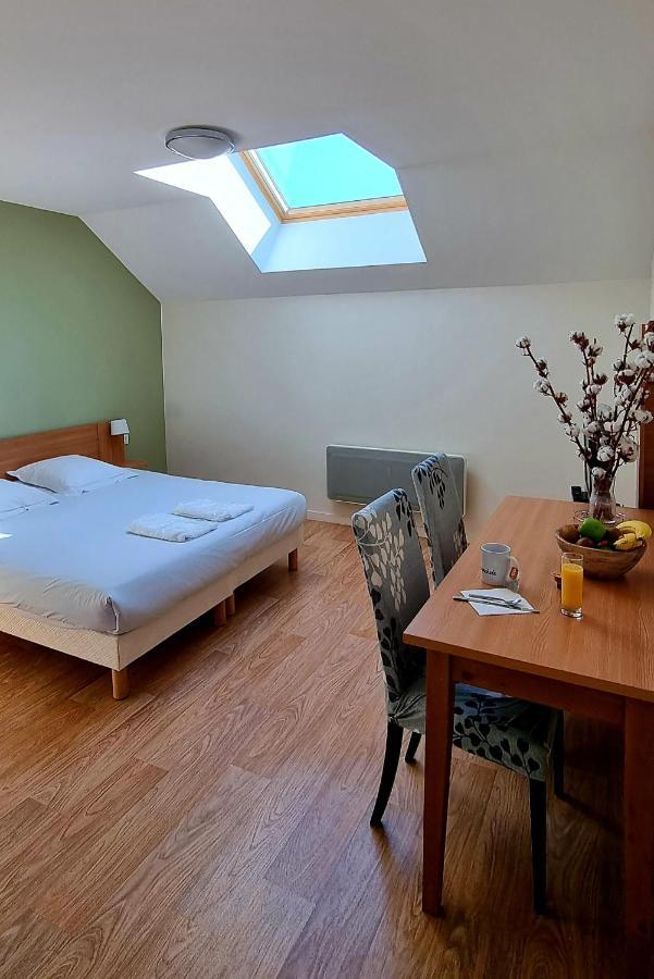 Studio 2 people with skylight,1116454035:JPEG