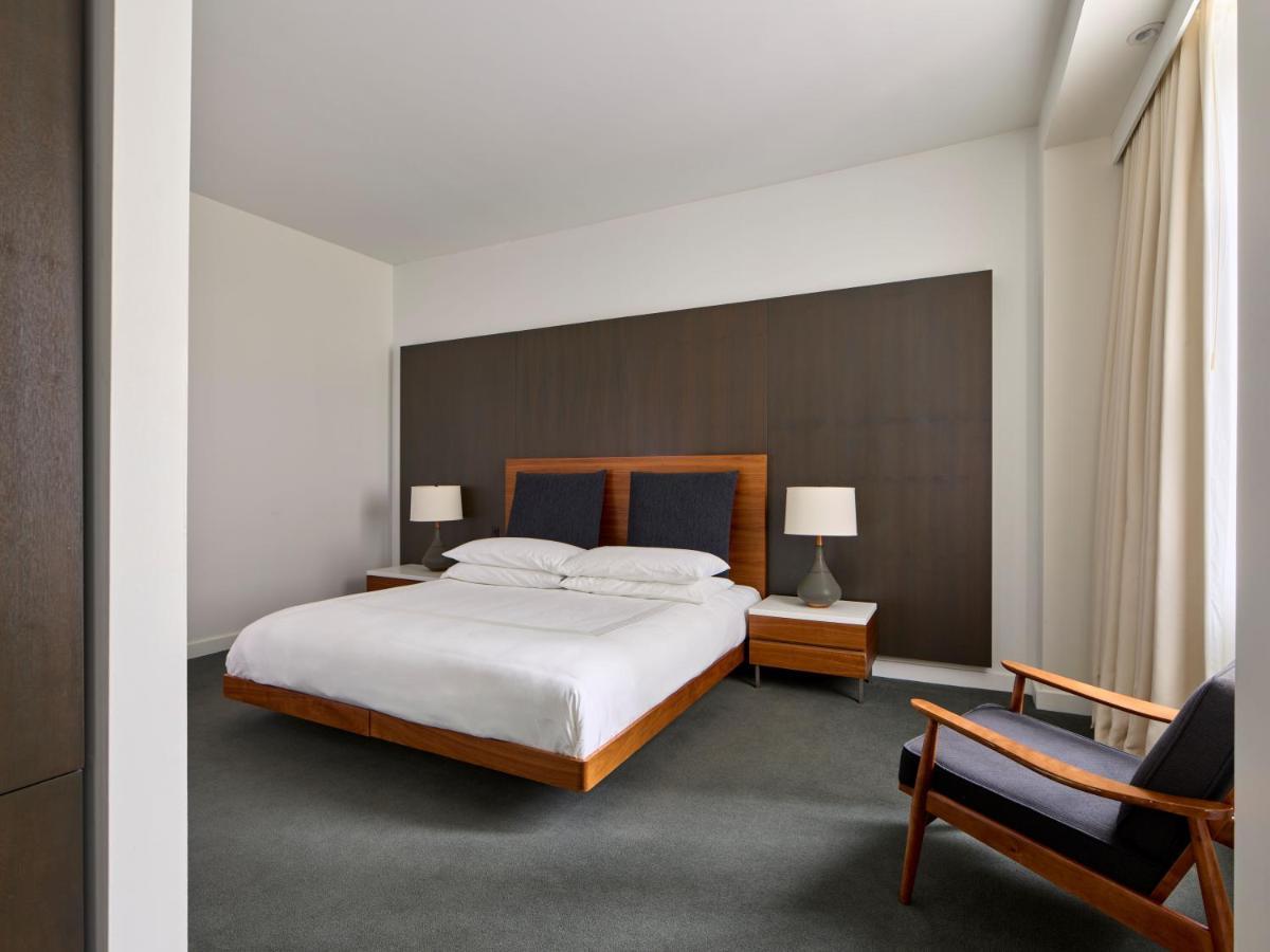 Suite Lit King-Size Junior Accessible aux Personnes à Mobilité Réduite