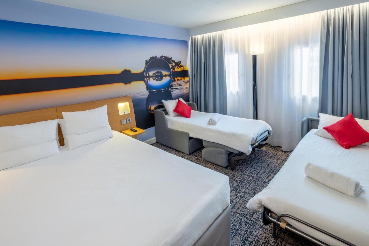Superior Room with One Double Bed and Two Single Beds,1279204162:JPEG