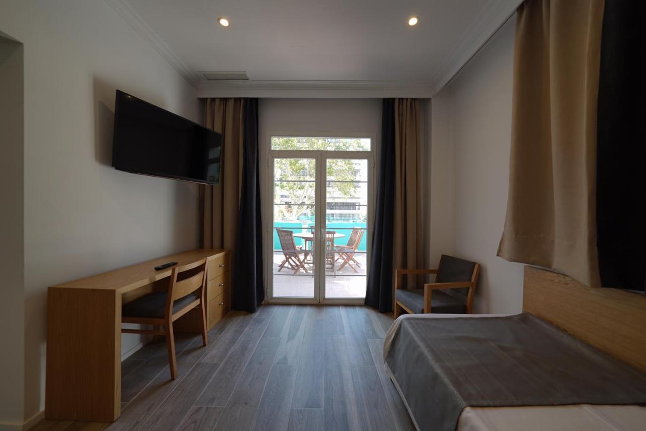 Sextuple Family Room