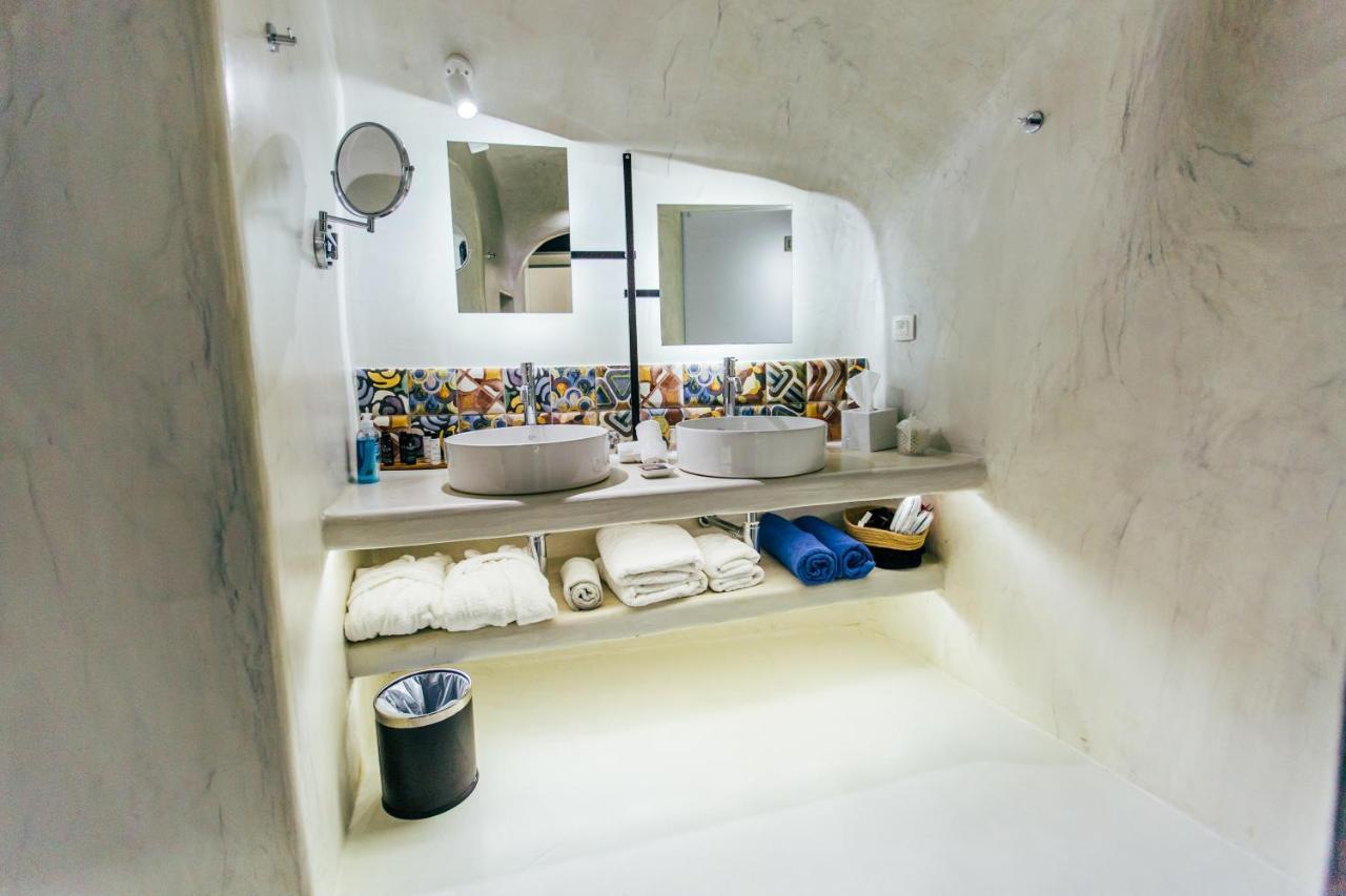 Exclusive Cave Suite Sea View Terrace & Jetted Tub