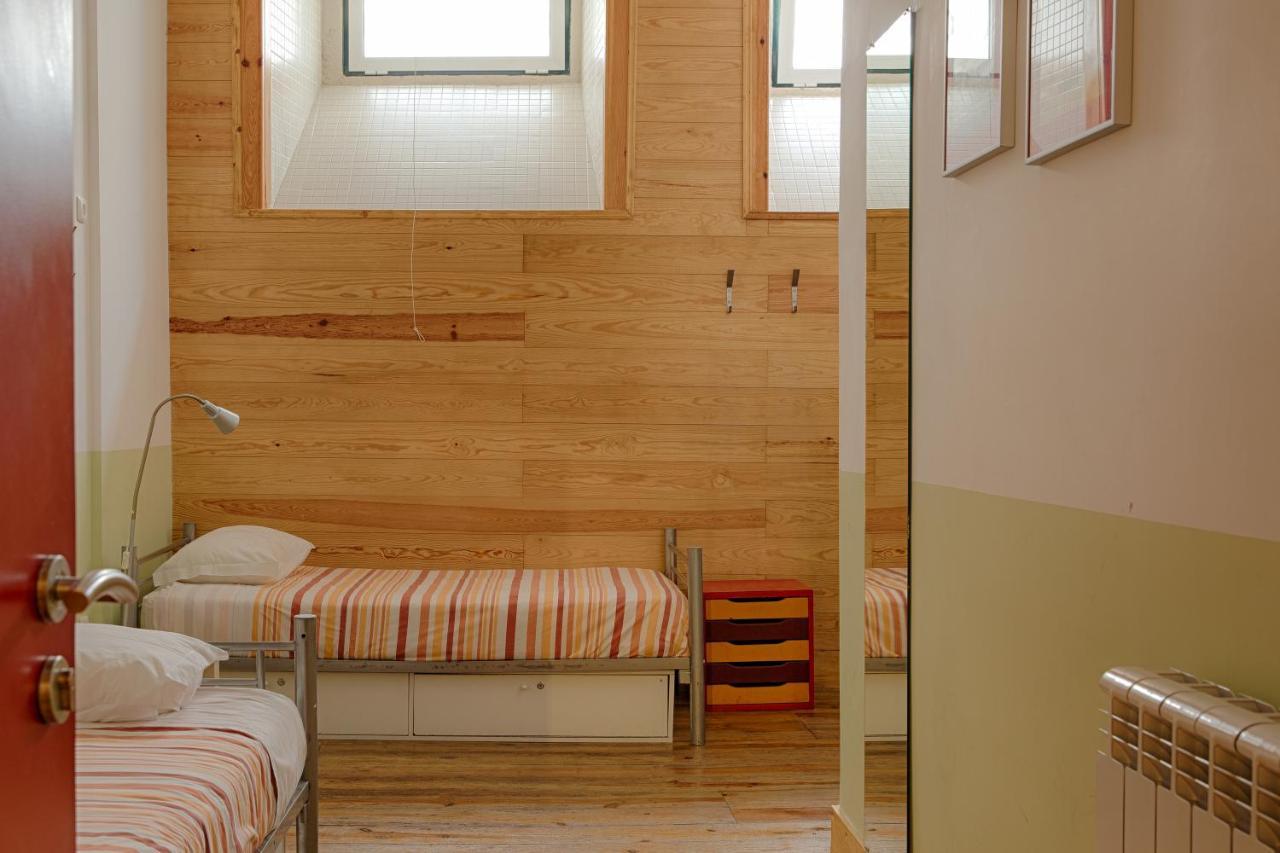 Single Bed Mixed Dormitory Room 4 Beds