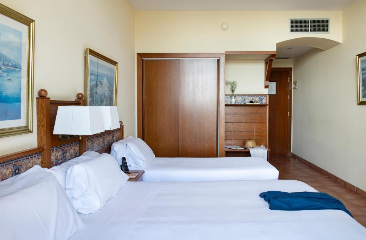 Chambre Triple - Vue Latérale sur Mer