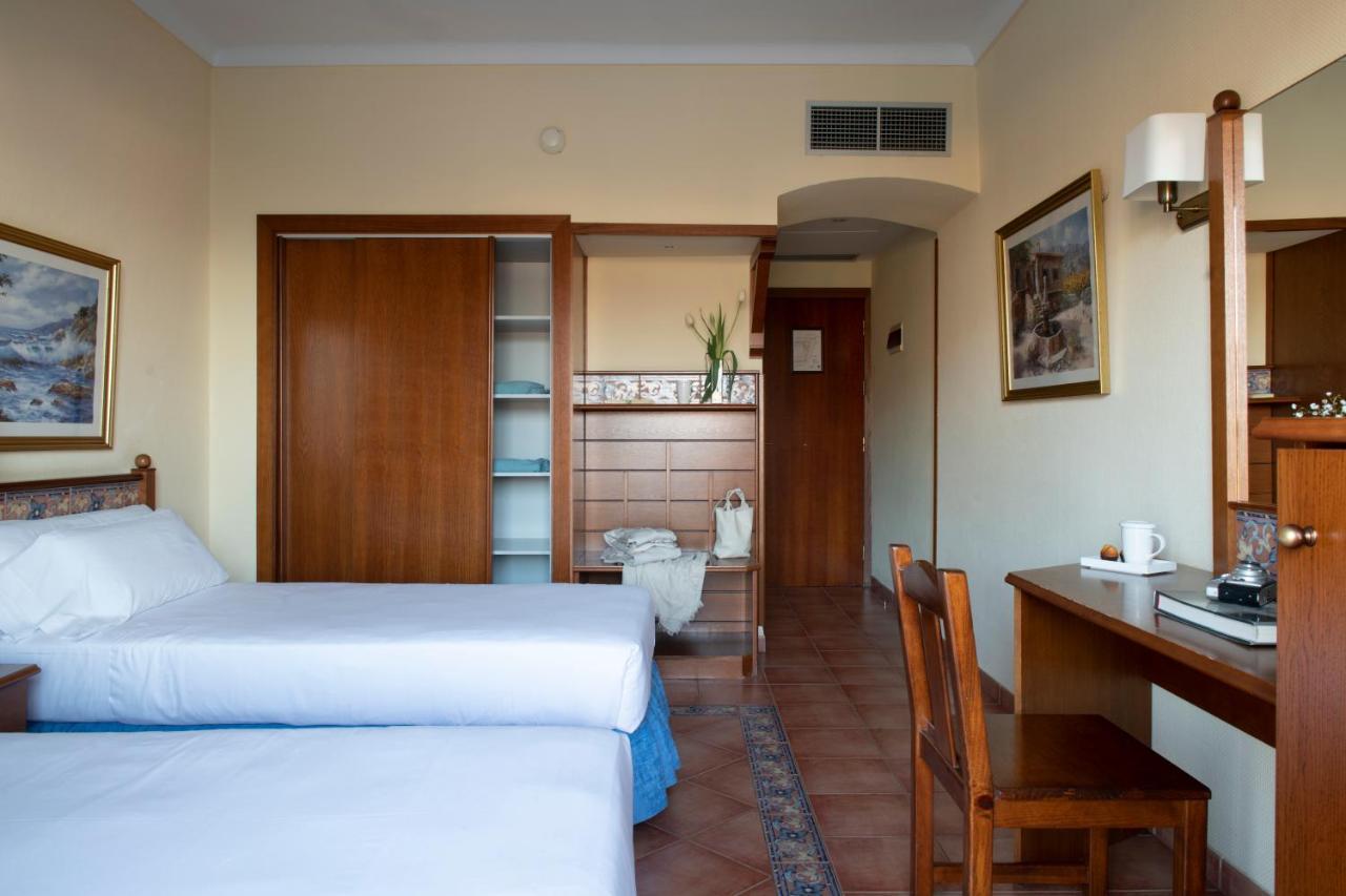 Chambre Double ou Lits Jumeaux - Vue Partielle sur Mer