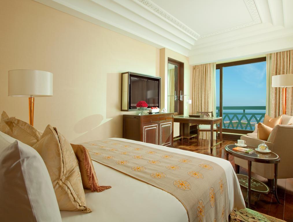Royal Club Room Airport Transfers Cocktail Hours,190134499:JPEG