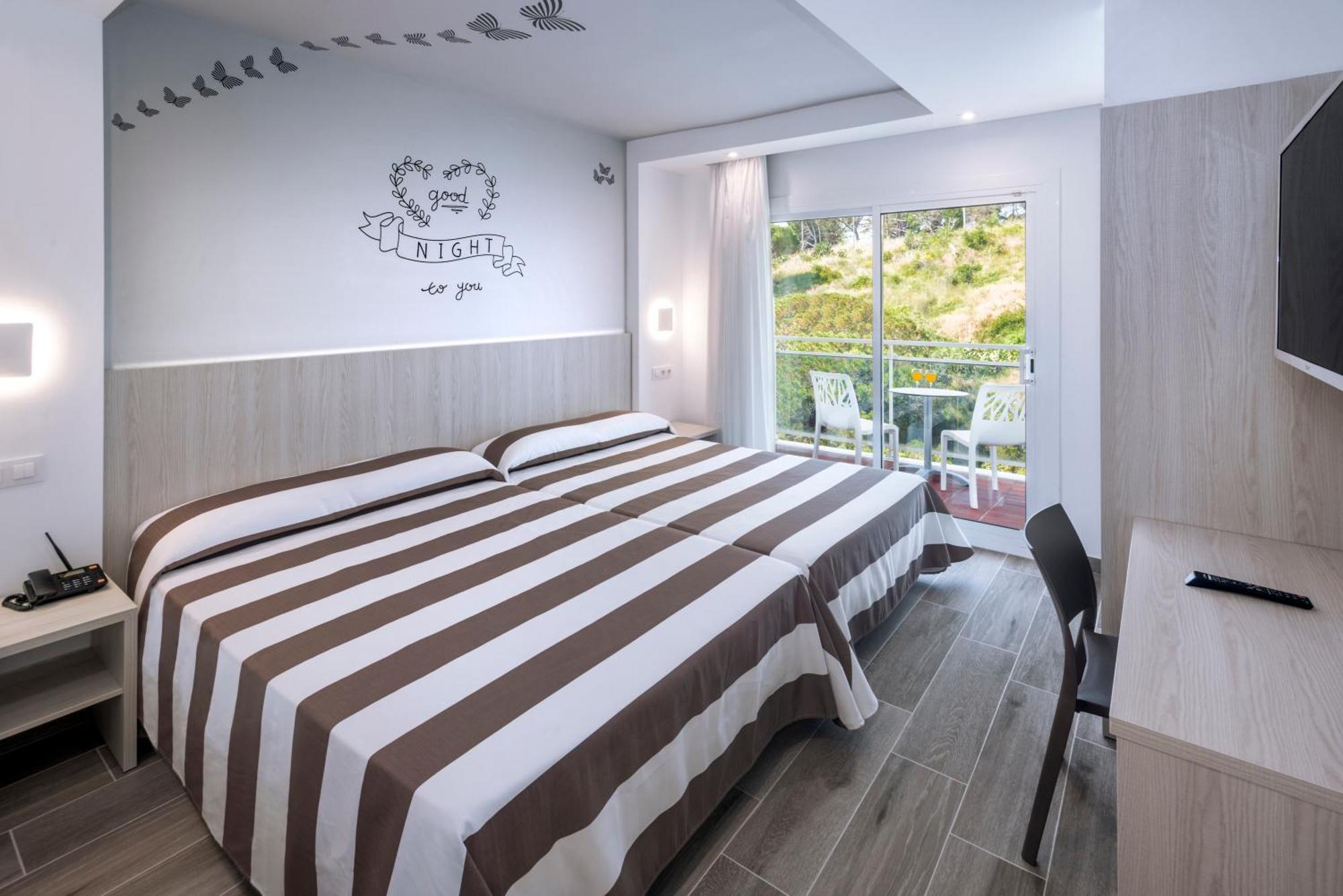 Chambre Triple - Vue sur la Piscine