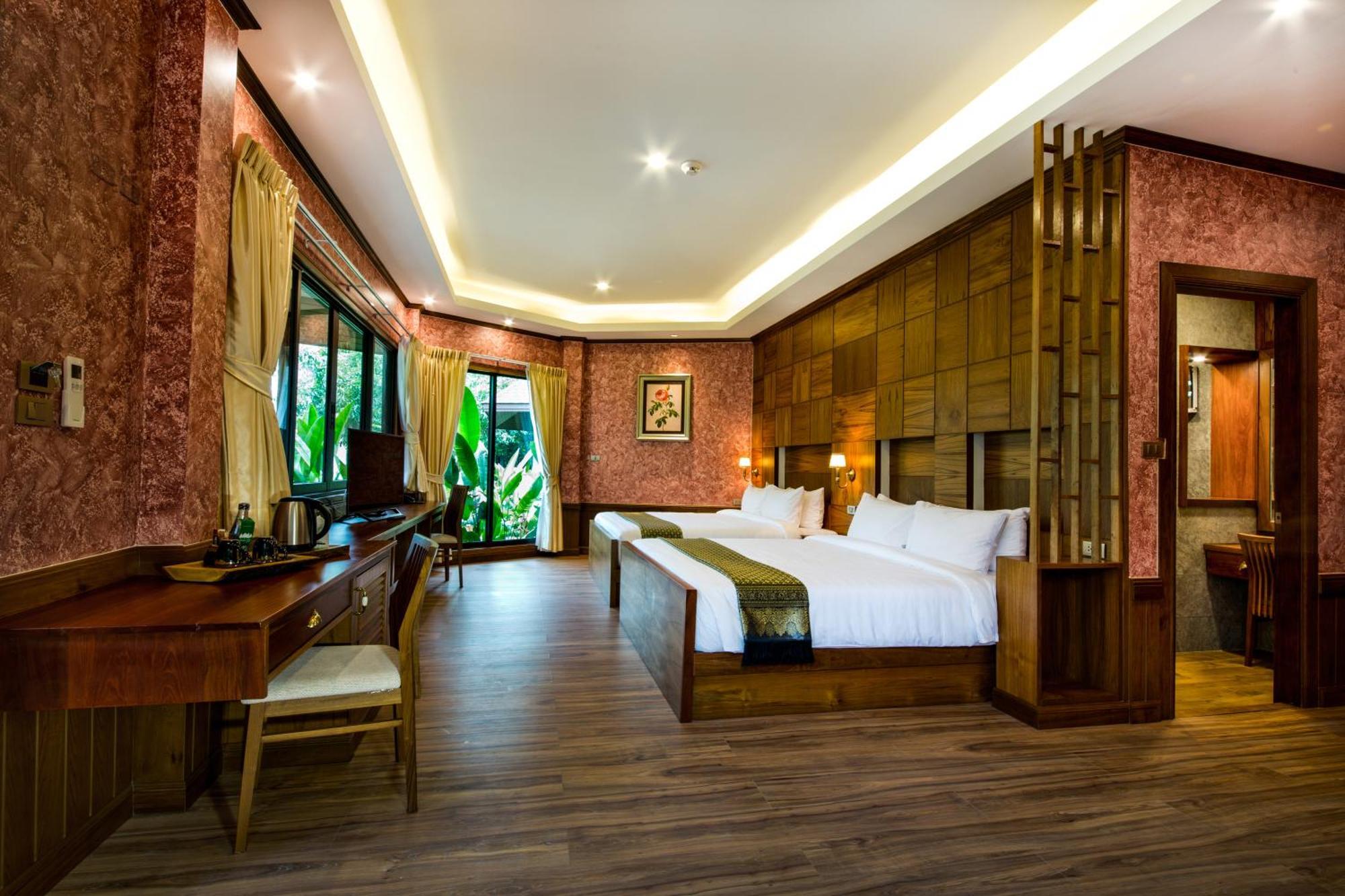 Deluxe Executive Room 2-Way Airport Transfer 7AM 7PM