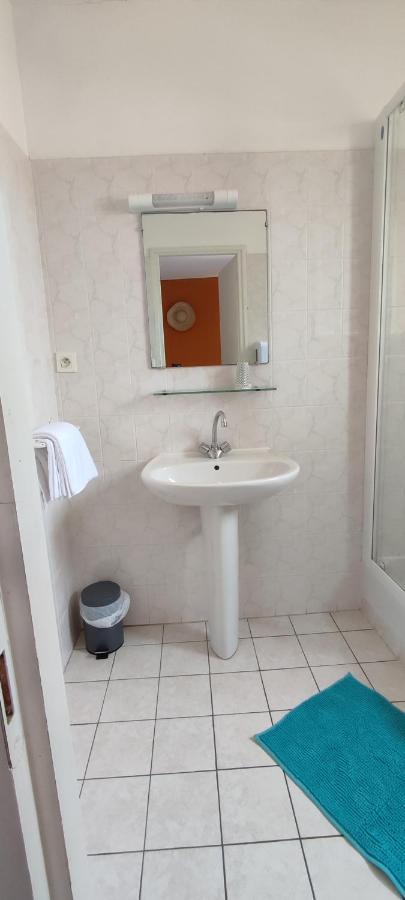 Chambre Quadruple avec Douche et Toilettes