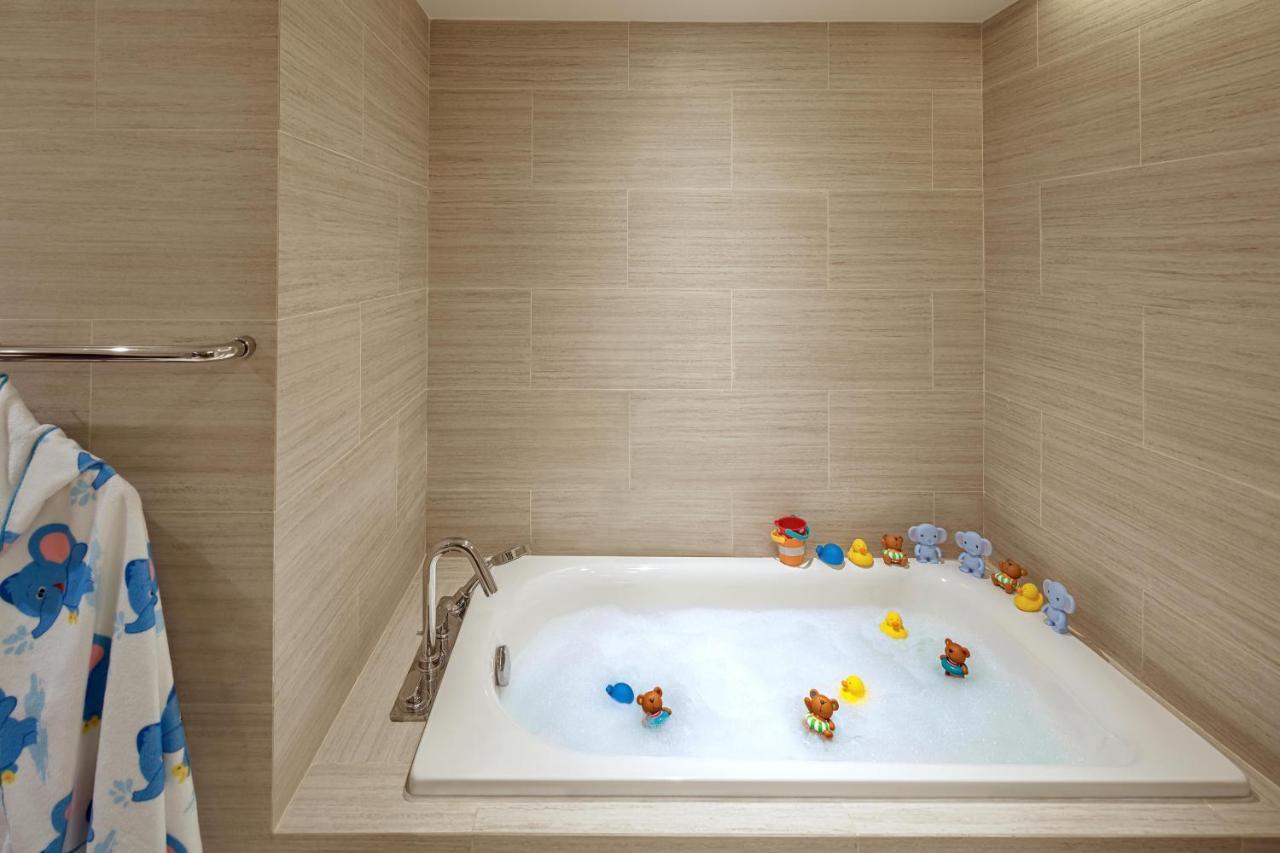 Suite Jungle Urbaine - Chambres Communicantes - Équipements pour Enfants - Accès au Salon - Vue sur Ville - Étage Supérieur