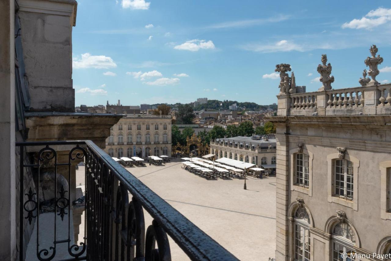 Chambre Double Supérieure - Vue Latérale sur Rue