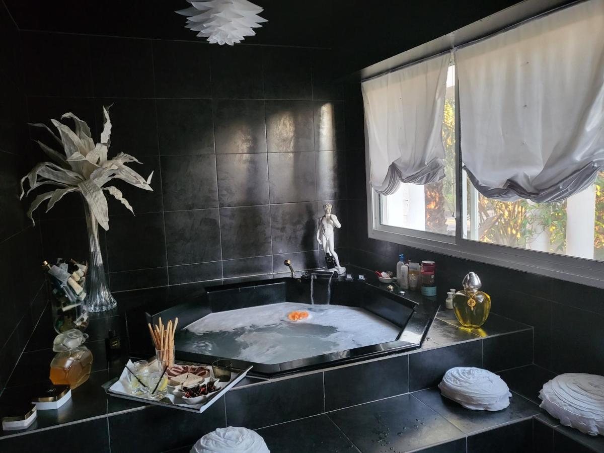 Deluxe Suite Spa Bath