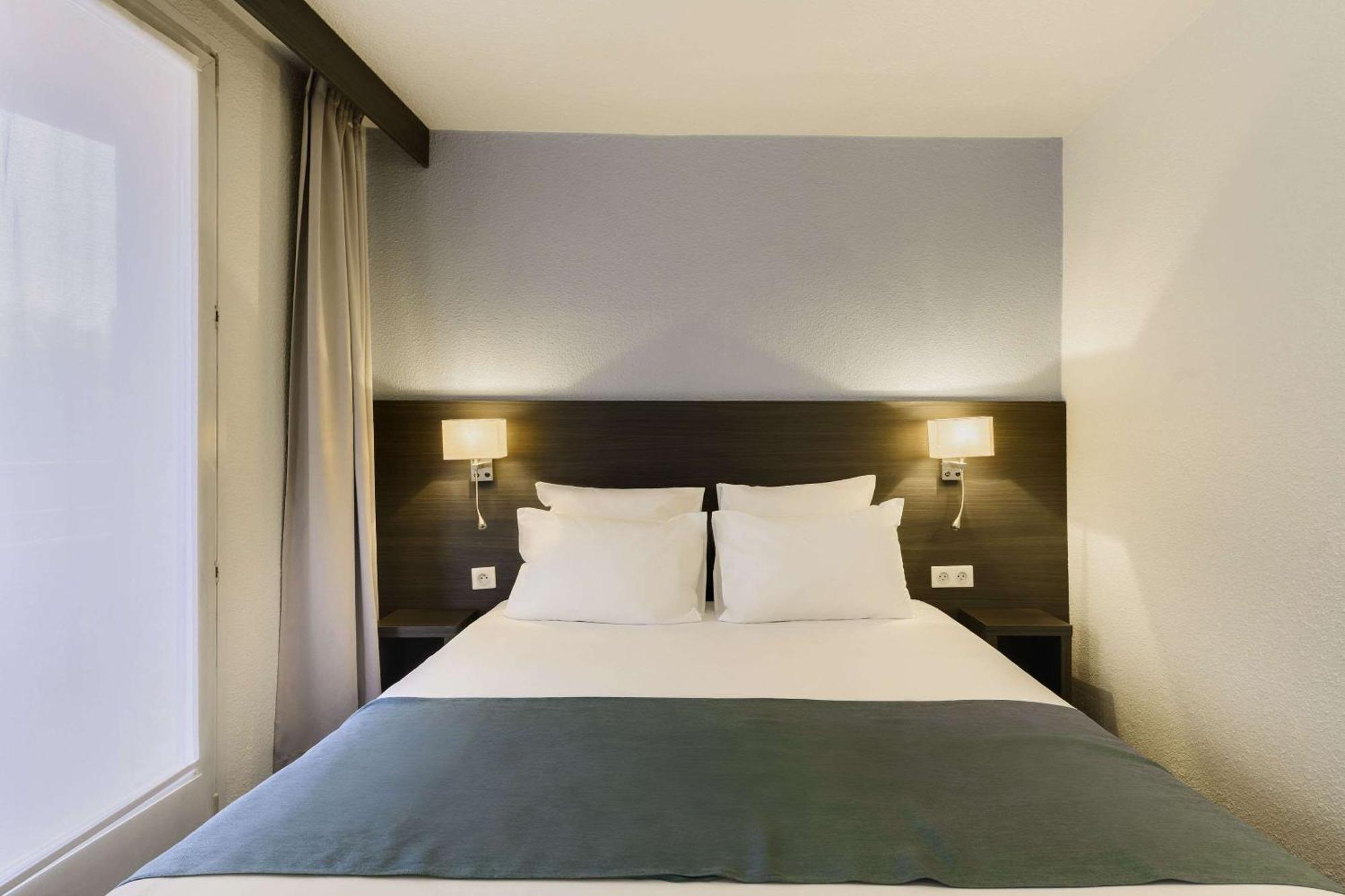 Chambre avec 1 Lit Double et 2 Lits Simples