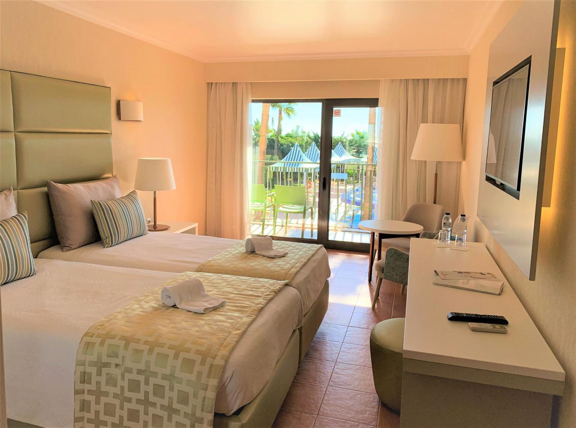 Chambre Lits Jumeaux de Luxe avec Vue sur la Piscine