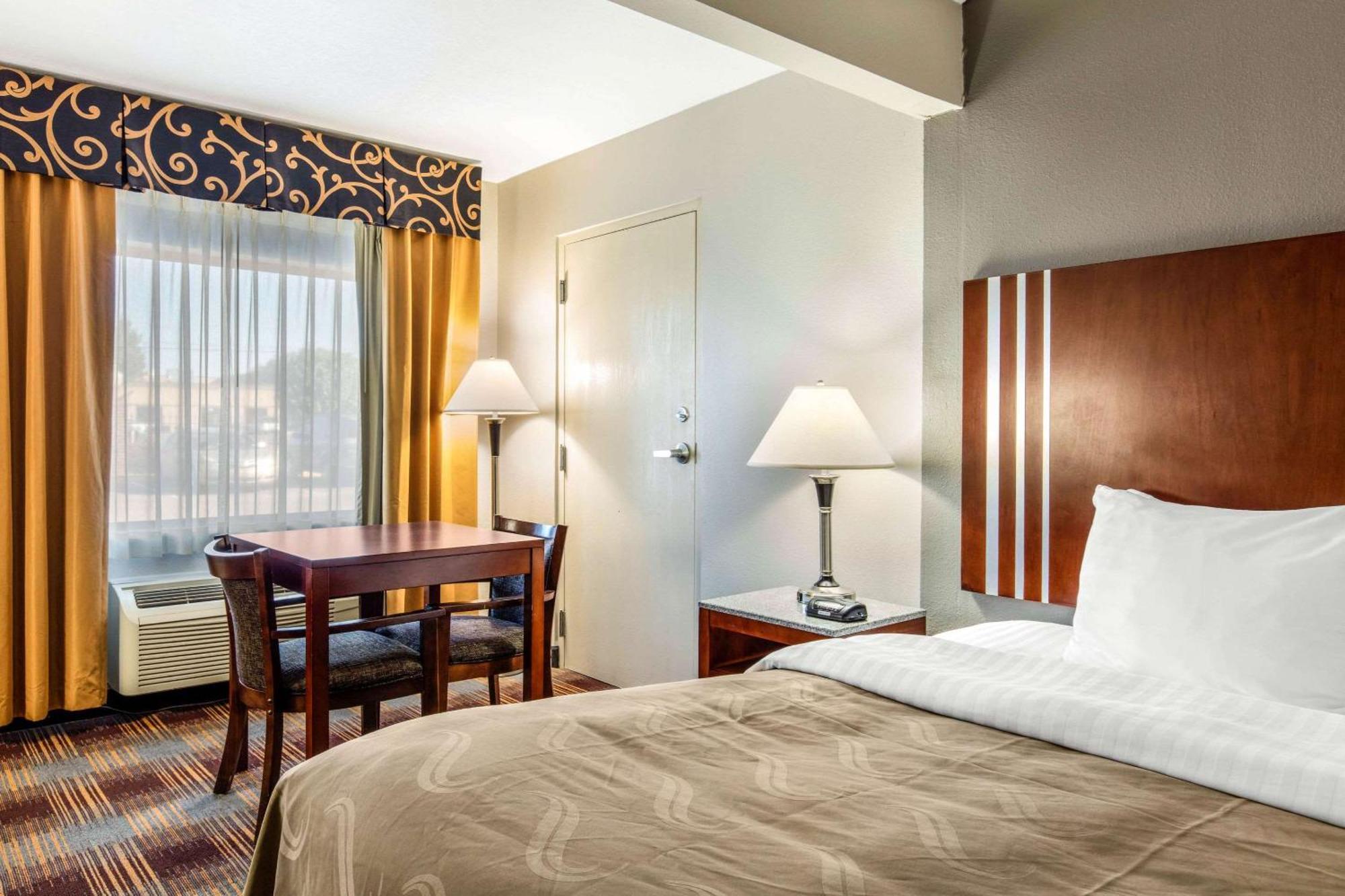 Chambre Lit King-Size - Accessible aux Personnes à Mobilité Réduite/Non-Fumeurs