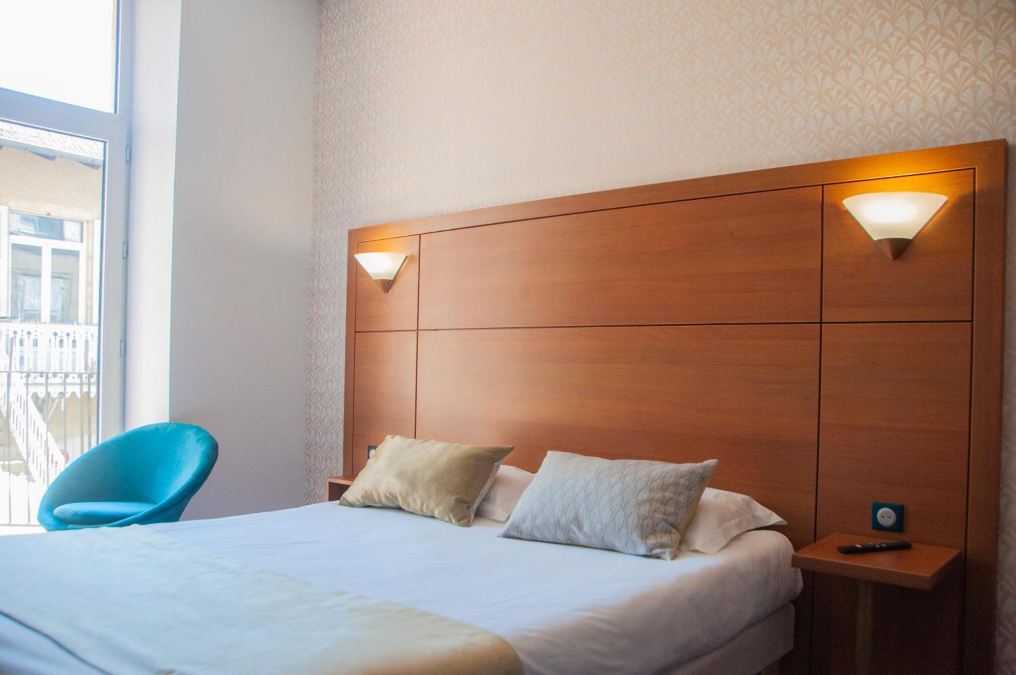 Chambre Lit King-Size Confort - Vue sur Jardin - Non-Fumeurs
