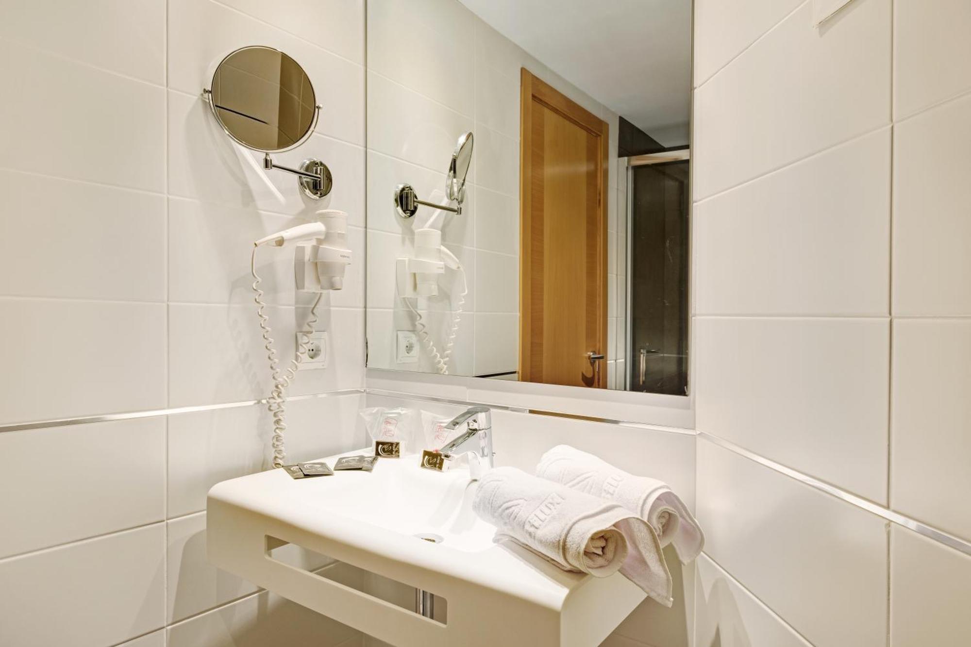 Chambre Double (2 Adultes + 1 Enfant)
