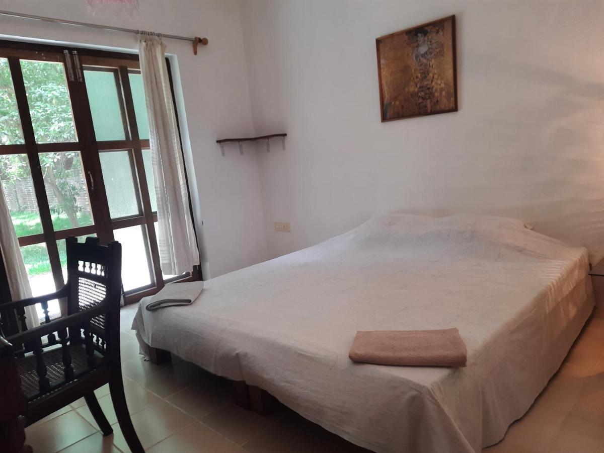 Chambre Lit Queen-Size avec Salle de Bains Commune