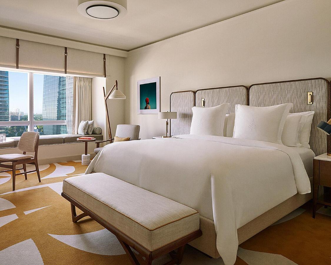 Chambre Lit King-Size Premier adaptée aux Personnes à Mobilité Réduite - Vue sur Ville