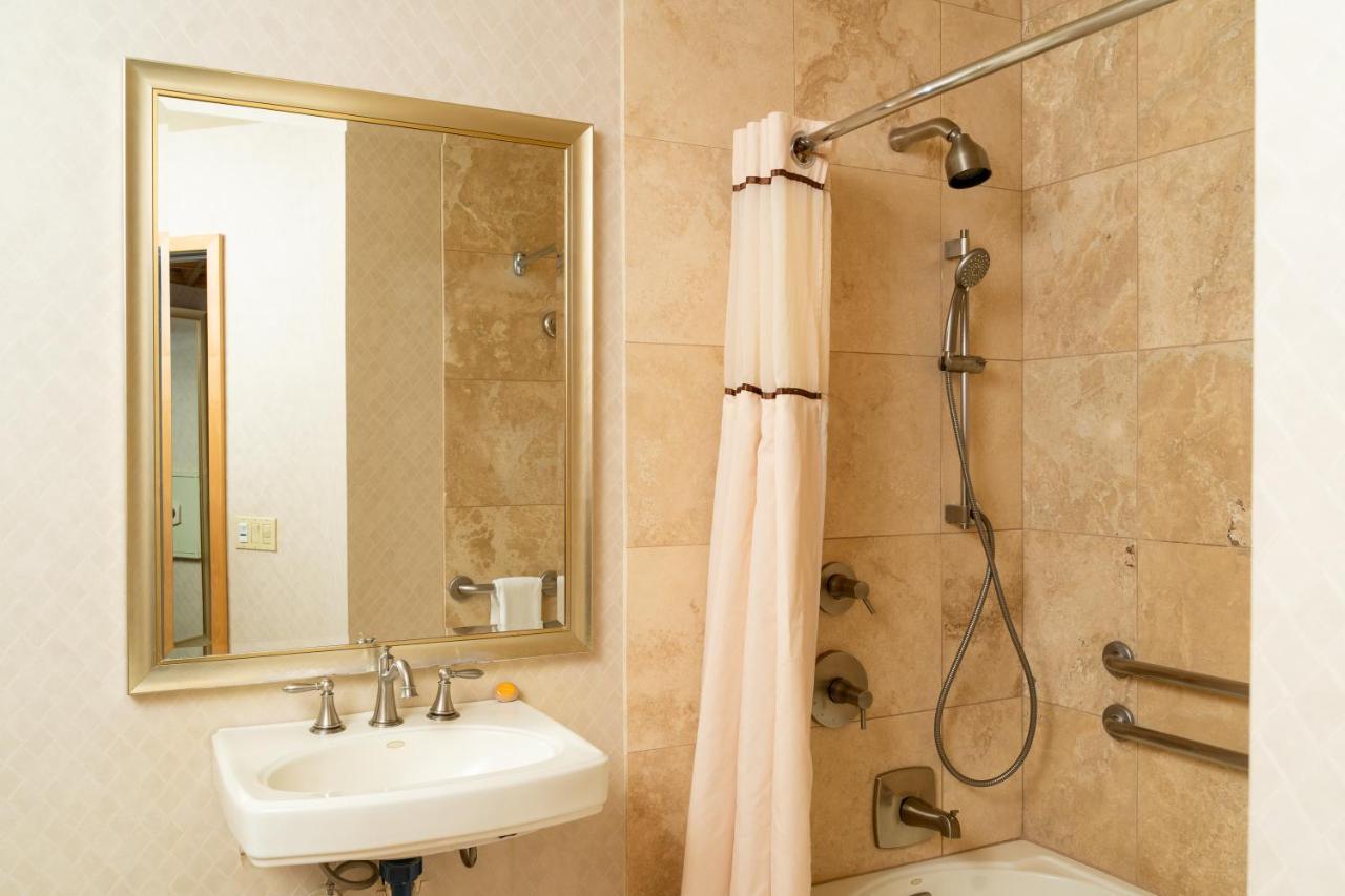 Partial Ocean View Standard ADA Accesible Room