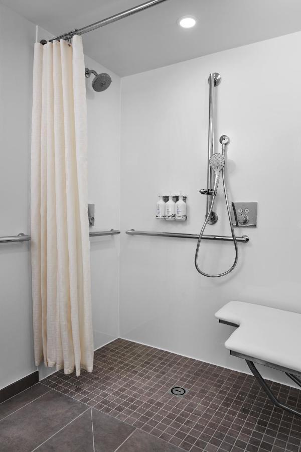 Chambre Lit Queen-Size Premium - Accessible aux Personnes à Mobilité Réduite