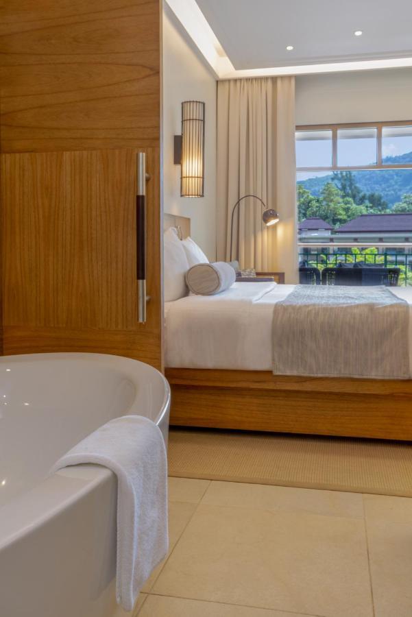 Grand Hébergement Deluxe - Vue sur Piscine