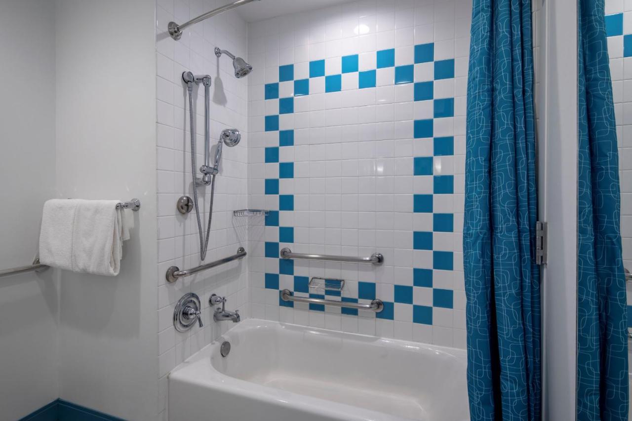 Standard Room ADA Tub Poolside Mobility Accessible Includes Early Park Admission