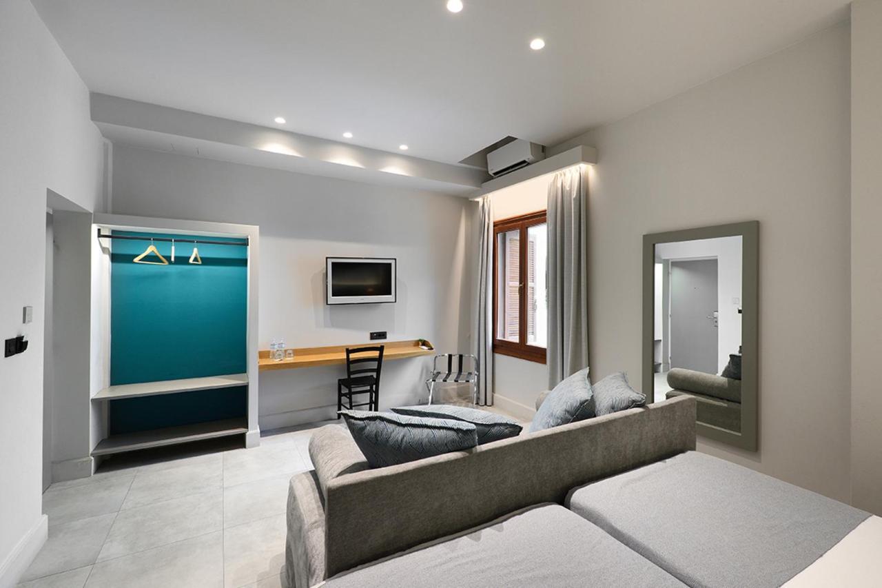 Family Room (3 Adults + 1 Child),1361825402:JPEG