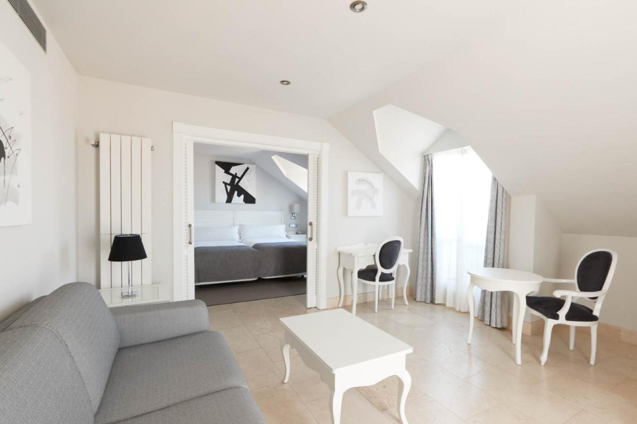Double Room Lounge
