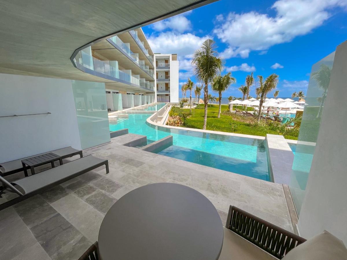 Suite Junior Club Sérénité avec 2 Lit Queen-Size et Accès Directe à la Piscine - Vue Partielle sur Océan.