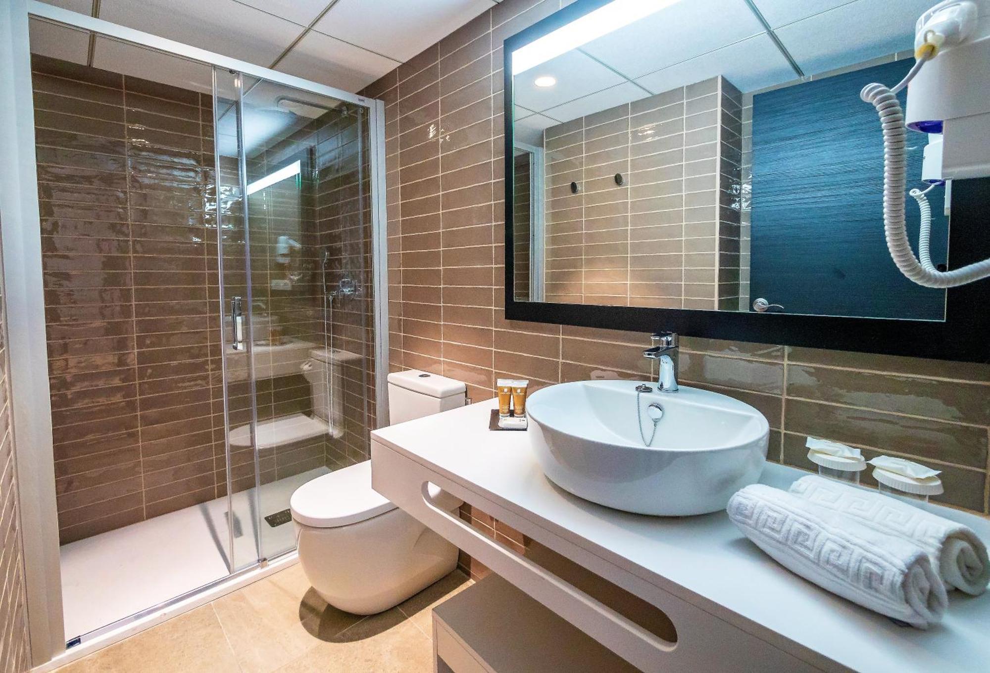 Chambre Familiale (2 Adultes + 2 Enfants) - Vue sur Piscine