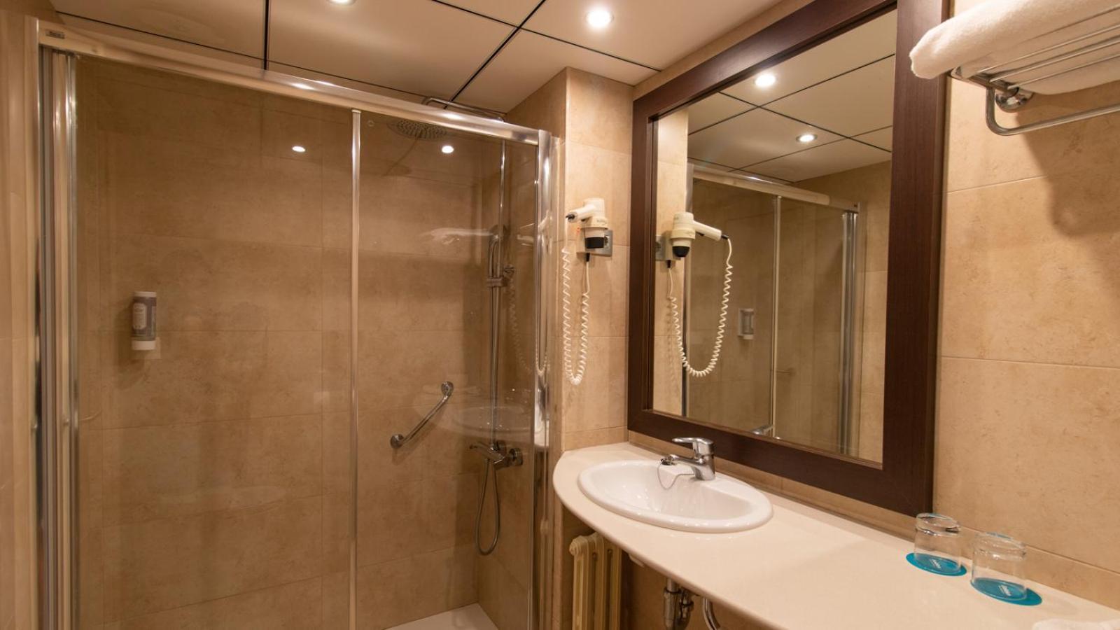 Hébergement Premium Confort - Vue sur Piscine (2 Adultes)