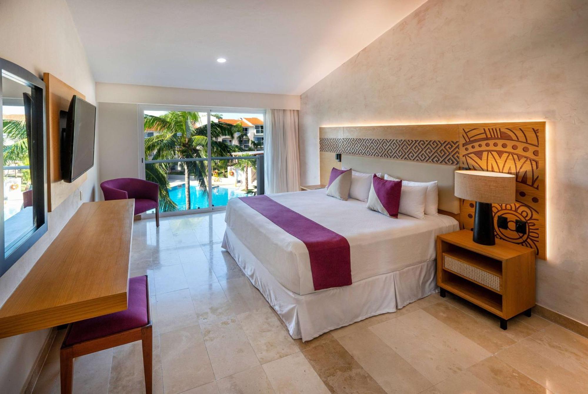 Superior Pool King Room with  One King Bed, Non-Smoking,1436759308:JPEG