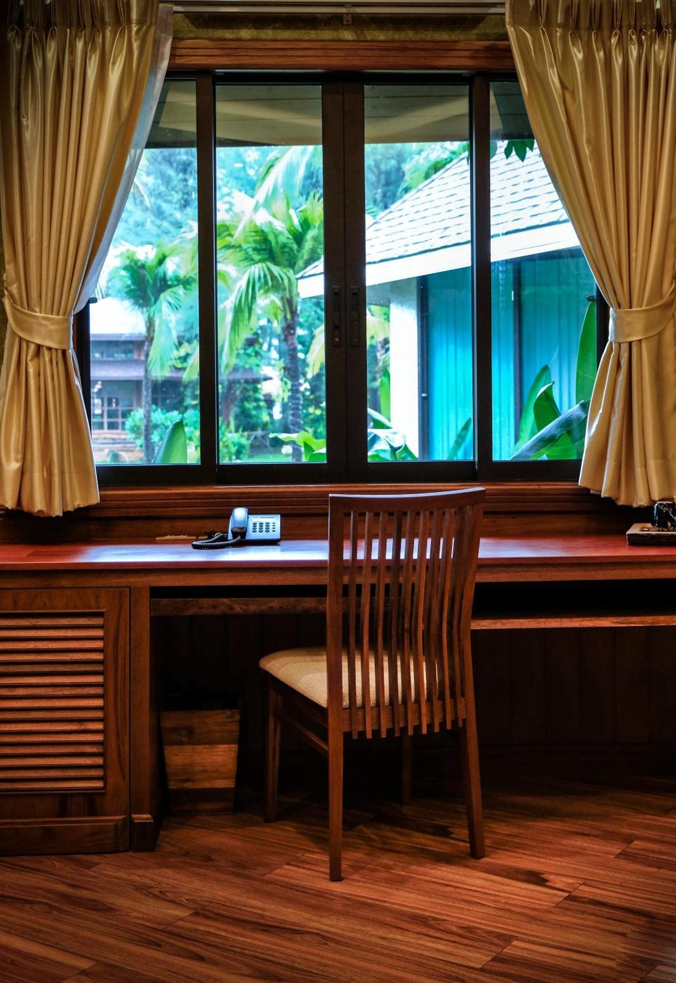 Deluxe Room 2-Way Airport Transfer 7AM 7PM
