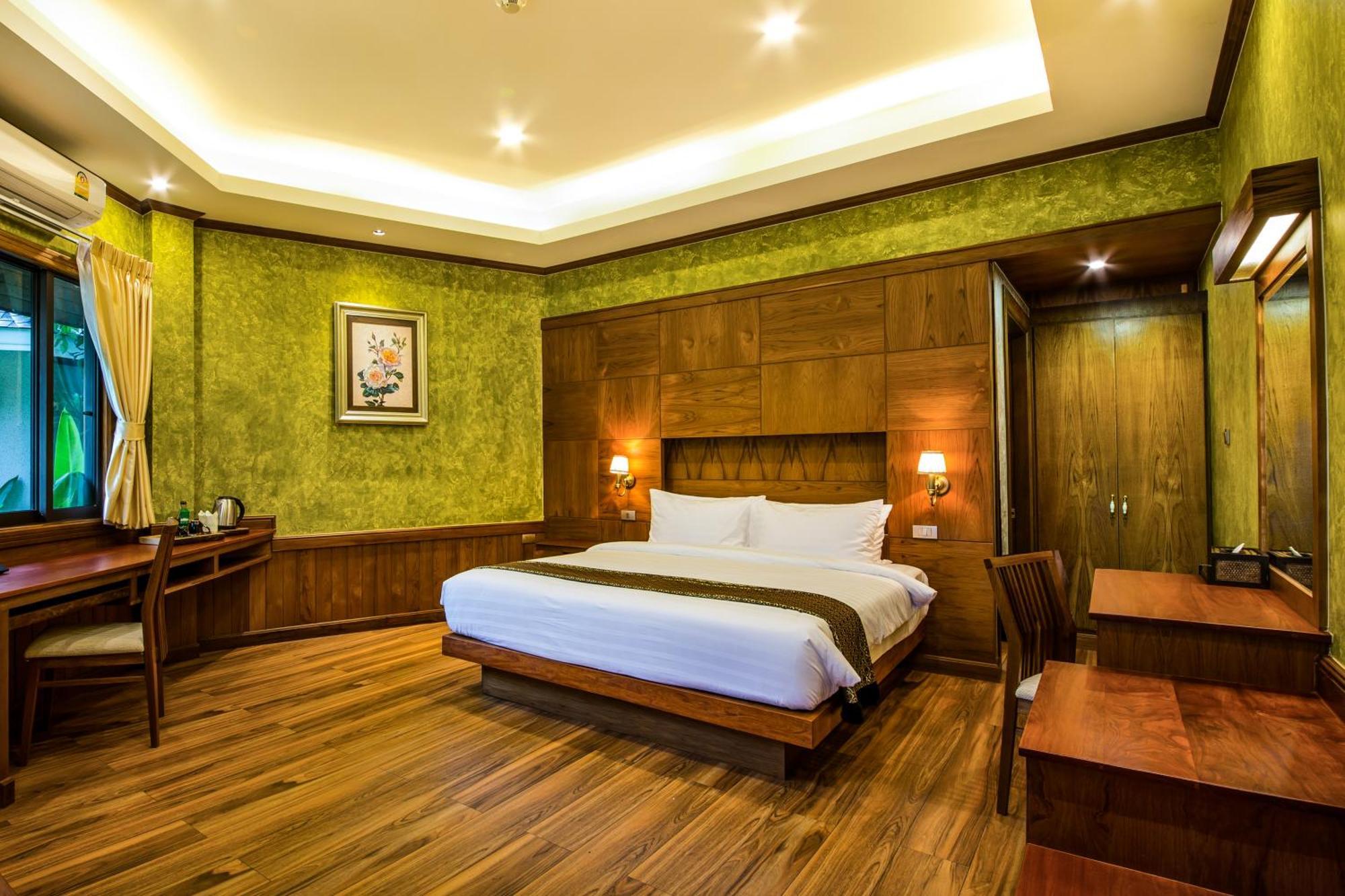 Deluxe Room 2-Way Airport Transfer 7AM 7PM