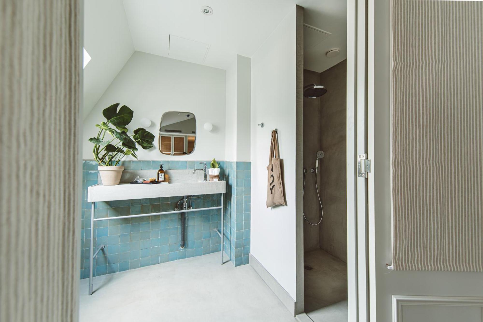 Suite,1458692626:JPEG