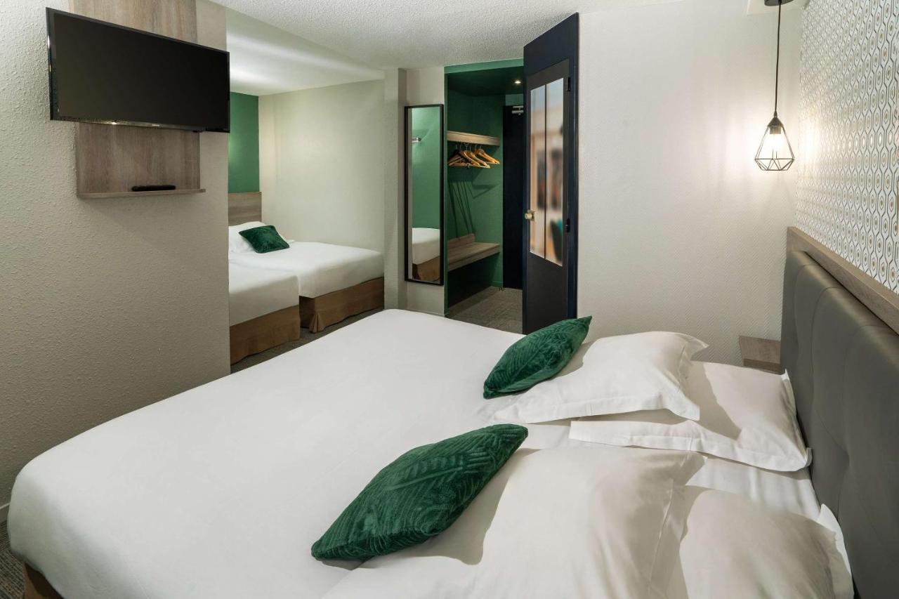 Family Room One Queen Bed Two Single Beds Non-Smoking