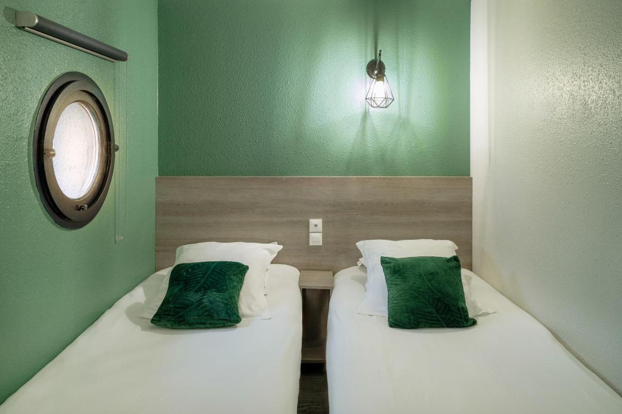 Family Room One Queen Bed Two Single Beds Non-Smoking