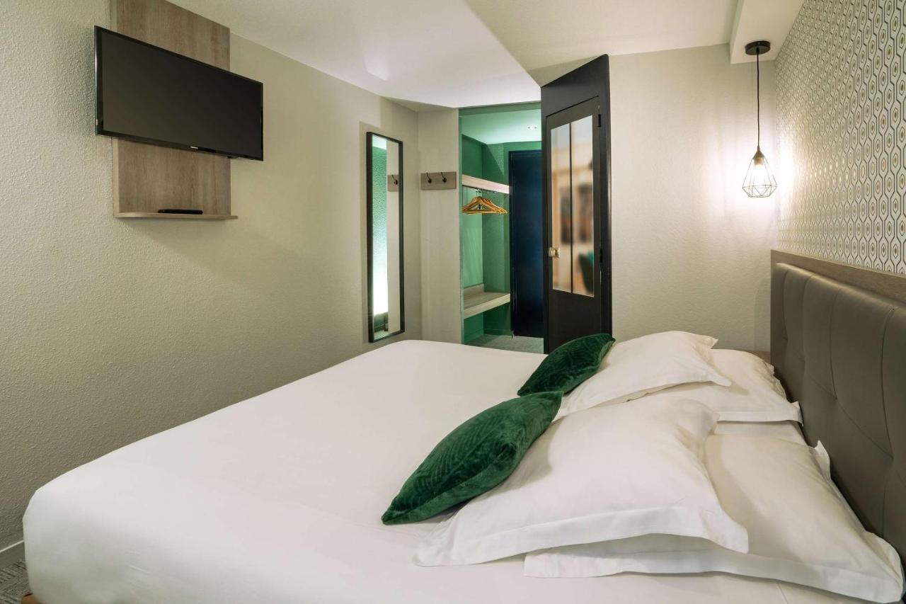 Family Room One Queen Bed Two Single Beds Non-Smoking