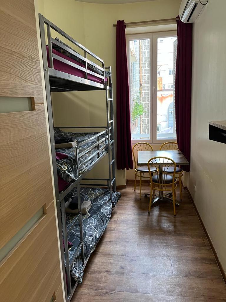 Lit Simple dans Dortoir Mixte