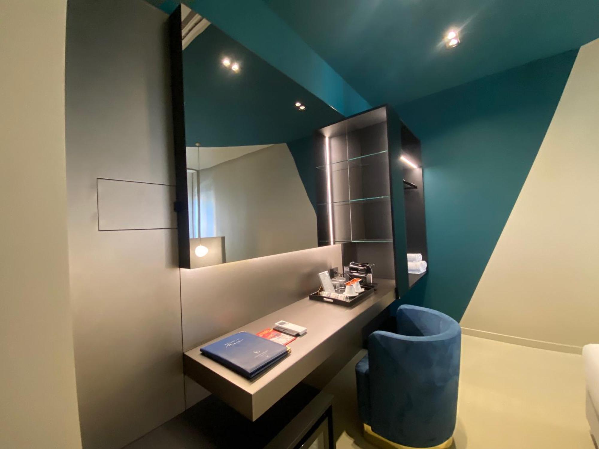 Junior Suite with Side Sea View, Jacuzzi and Balcony