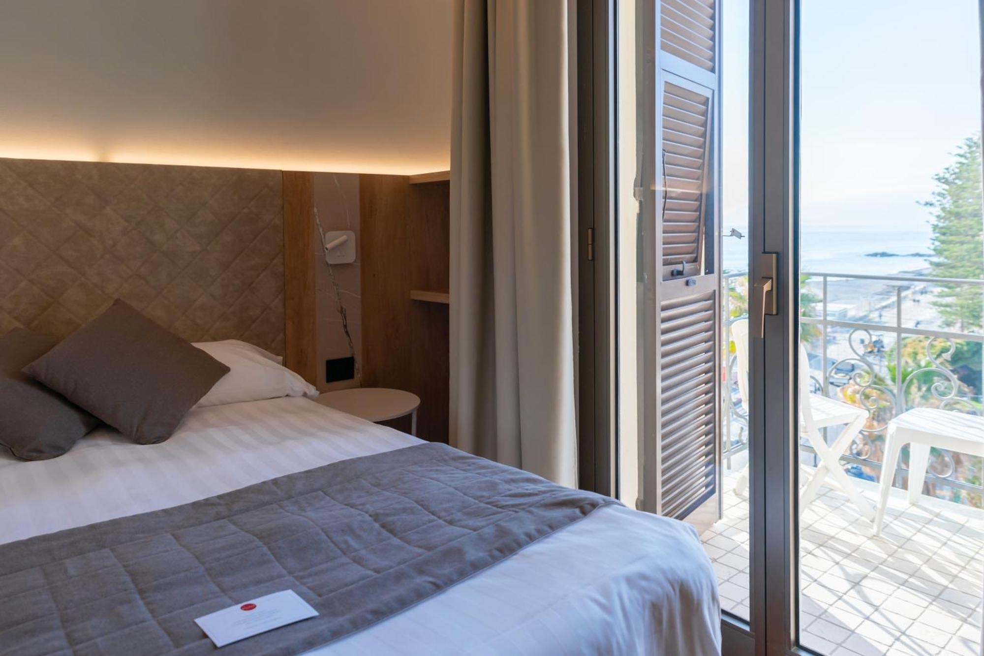 Double or Twin Room Side Sea View