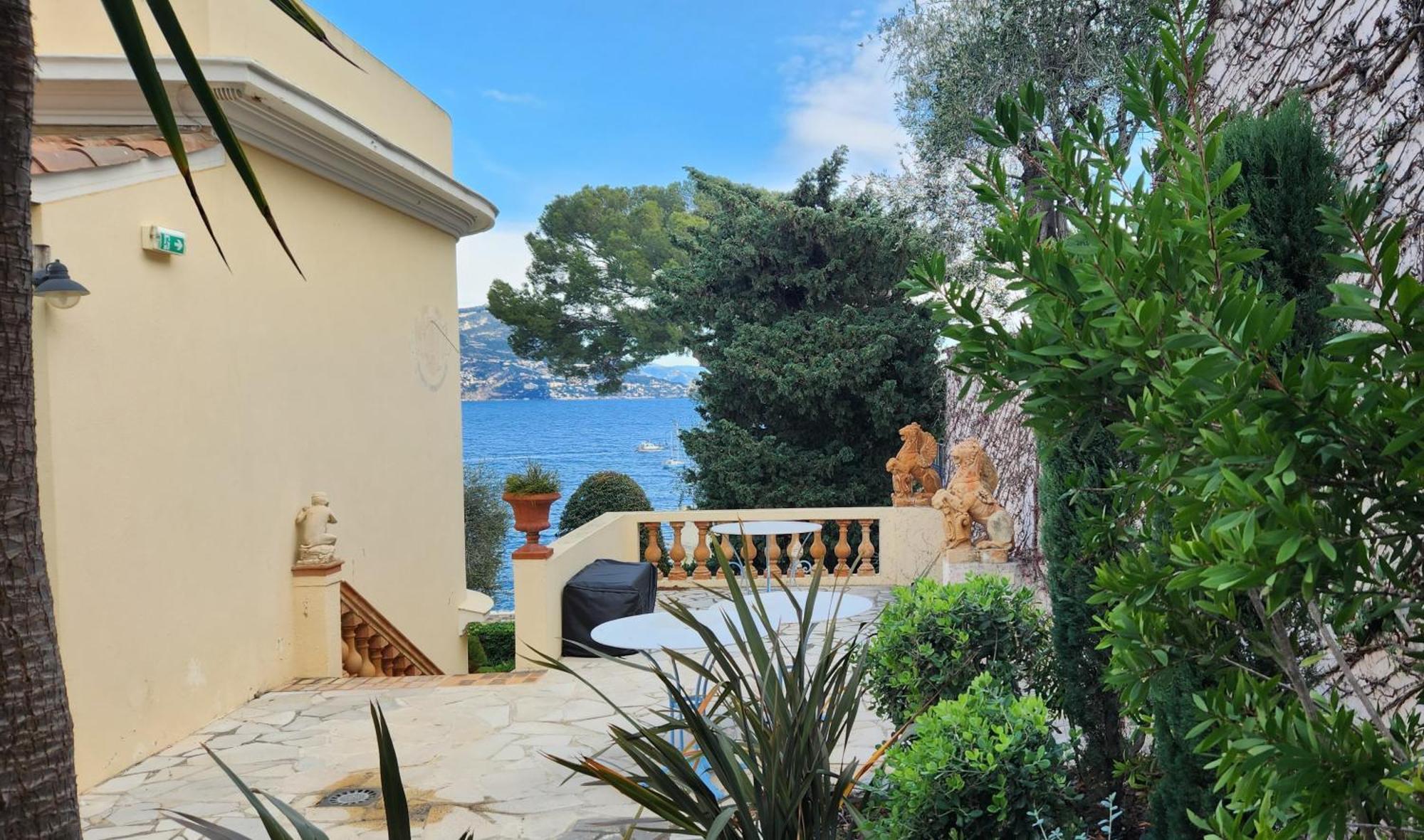 Chambre Double Deluxe - Vue Latérale sur Mer