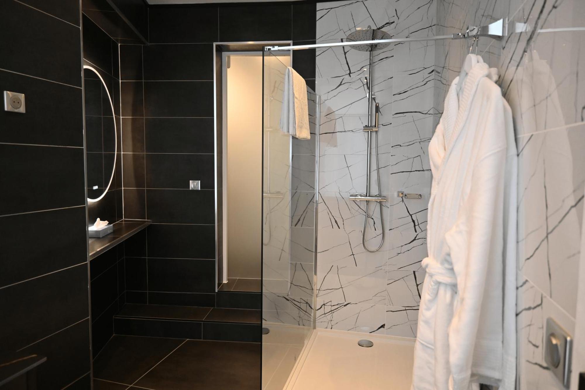 Suite with Port View,1532970136:JPEG